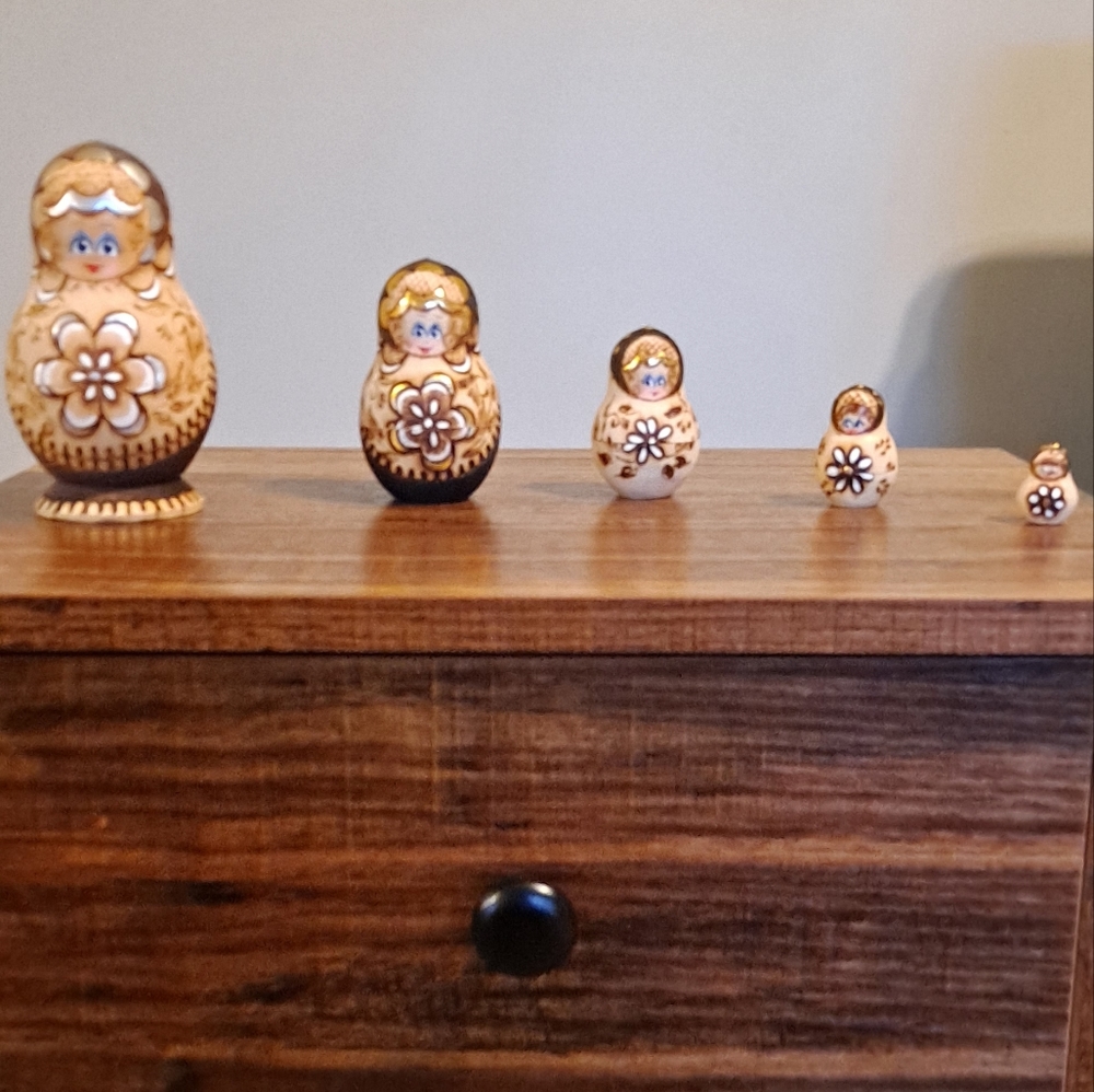 ๐ Hand-Painted Russian Nesting Dolls - Picture 3 of 7